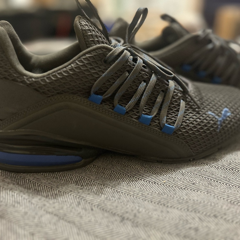 Men’s Puma Axelion sneakers, great condition, size 10.5